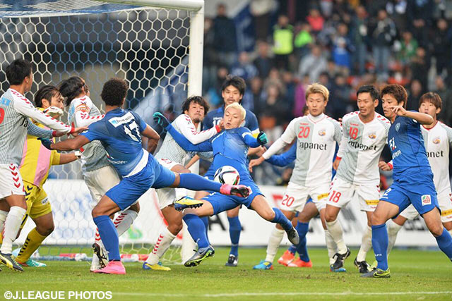 CKからウェリントン（#17）が押し込み、試合の均衡を破った福岡【Ｊ１昇格プレーオフ 準決勝 福岡vs長崎】（8/15）