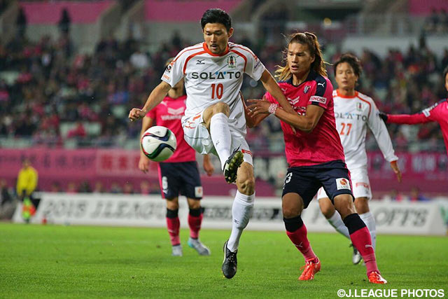 激しい攻防を繰り広げた瀬沼　優司（愛媛）と山下　達也（Ｃ大阪）【Ｊ１昇格プレーオフ 準決勝 Ｃ大阪vs愛媛】（9/15）