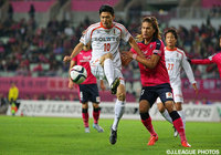 激しい攻防を繰り広げた瀬沼　優司（愛媛）と山下　達也（Ｃ大阪）【Ｊ１昇格プレーオフ 準決勝 Ｃ大阪vs愛媛】（9/15）