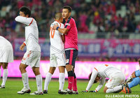 試合後、互いの健闘を称え合う河原　和寿（愛媛）と茂庭　照幸（Ｃ大阪）【Ｊ１昇格プレーオフ 準決勝 Ｃ大阪vs愛媛】（14/15）