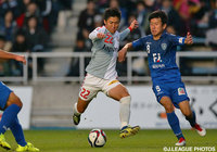 少ないチャンスを活かして、果敢にシュートを放った井上　裕大（長崎）【Ｊ１昇格プレーオフ 準決勝 福岡vs長崎】（10/15）