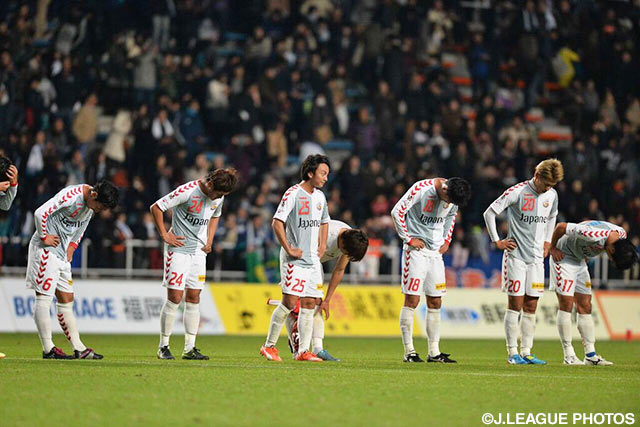 準決勝敗退が決定し、肩落とす長崎イレブン【Ｊ１昇格プレーオフ 準決勝 福岡vs長崎】（14/15）