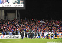 試合後、福岡の選手たちにエールを送る長崎のファン・サポーター【Ｊ１昇格プレーオフ 準決勝 福岡vs長崎】（15/15）