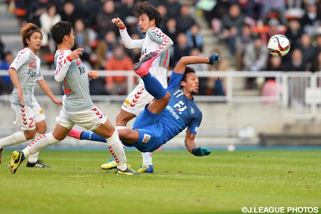 アクロバティックなシュートで長崎ゴールを強襲したウェリントン（福岡）【Ｊ１昇格プレーオフ 準決勝 福岡vs長崎】（6/15）