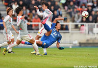 アクロバティックなシュートで長崎ゴールを強襲したウェリントン（福岡）【Ｊ１昇格プレーオフ 準決勝 福岡vs長崎】（6/15）