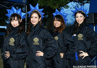 大会オリジナルベンチコートに身を包み、微笑むガンバガール【明治安田ＣＳ 決勝 第1戦 Ｇ大阪vs広島】（1/21）