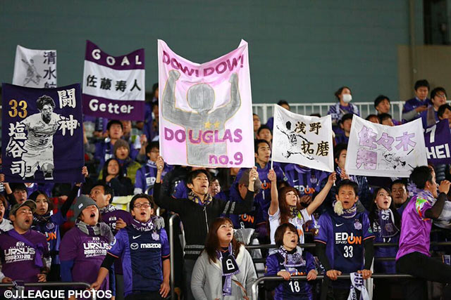 アウェイの地で選手を鼓舞する広島のファン・サポーター【明治安田ＣＳ 決勝 第1戦 Ｇ大阪vs広島】（5/21）