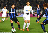 中盤で火花を散らす遠藤　保仁（Ｇ大阪）と森﨑　和幸（広島）【明治安田ＣＳ 決勝 第1戦 Ｇ大阪vs広島】（9/21）