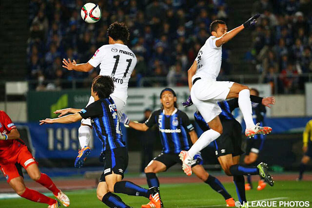 右からのクロスを佐藤　寿人（広島）が頭で合わせたが、惜しくも枠を捉えられず【明治安田ＣＳ 決勝 第1戦 Ｇ大阪vs広島】（10/21）