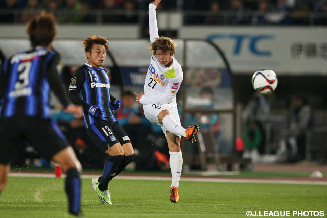 果敢なシュートで先制点を狙った清水　航平（広島）【明治安田ＣＳ 決勝 第1戦 Ｇ大阪vs広島】（11/21）