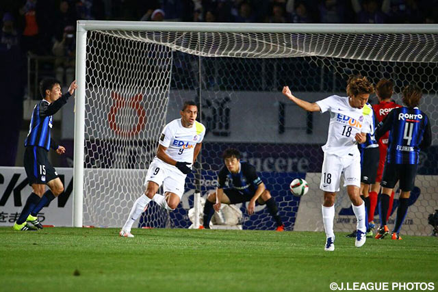 柏　好文（#18）のシュートをドウグラス（#9）が頭で方向を変え、同点に追いついた広島【明治安田ＣＳ 決勝 第1戦 Ｇ大阪vs広島】（14/21）