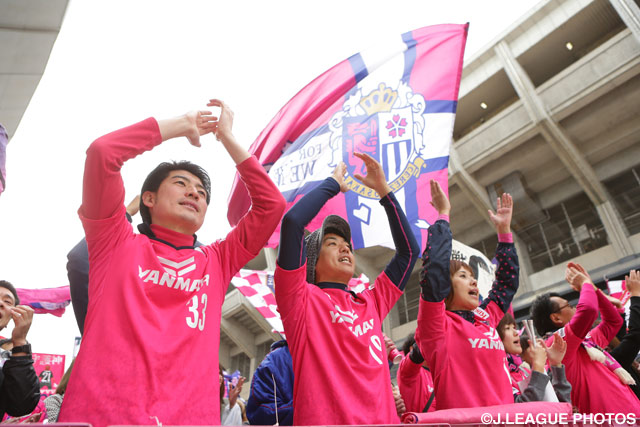 選手たちにエールを送るＣ大阪のファン・サポーター