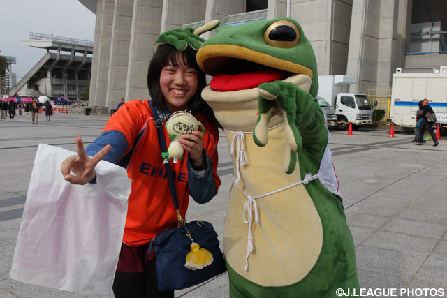 愛媛のファン・サポーターが一平くんと2ショット