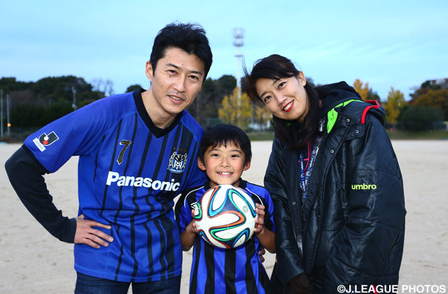 ボールを持ってにっこり笑顔のＧ大阪親子サポーター