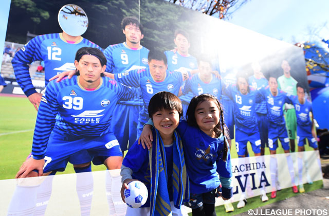 写真と同じように肩を組む町田のちびっこサポーター