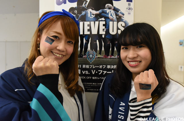 頬と手にペイントをした福岡のファン・サポーター