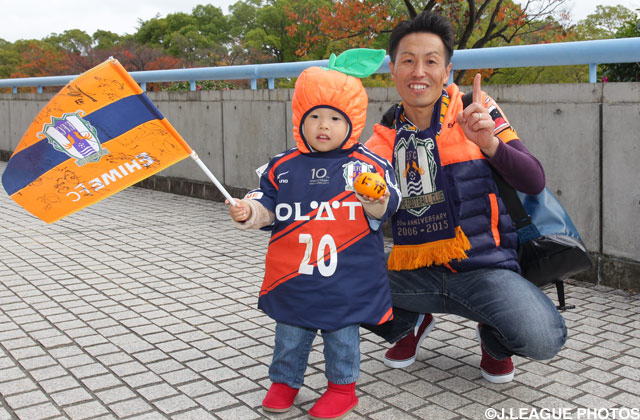 みかんの帽子を被った愛媛のちびっこサポーター