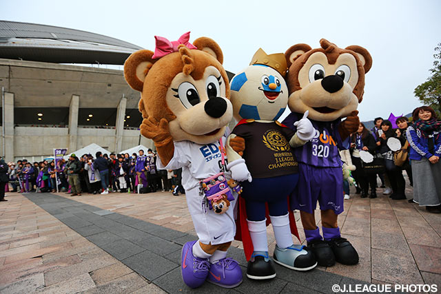サンチェ、フレッチェと共にグリーティングを行うＪリーグキング【明治安田ＣＳ 決勝 第2戦 広島vsＧ大阪】（2/26）