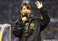 ファン・サポーターからの声援に応える佐藤美希さん【明治安田ＣＳ 決勝 第2戦 広島vsＧ大阪】（3/3）