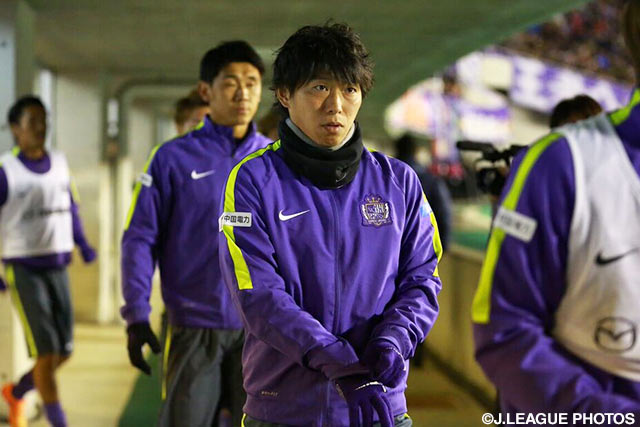 ウォーミングアップに向かう佐藤　寿人（広島）【明治安田ＣＳ 決勝 第2戦 広島vsＧ大阪】（6/26）