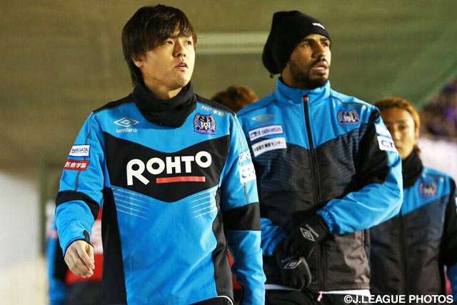 ウォーミングアップに向かう遠藤　保仁とパトリック（Ｇ大阪）【明治安田ＣＳ 決勝 第2戦 広島vsＧ大阪】（7/26）