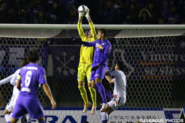 ドウグラス（広島）へのハイボールをキャッチする東口　順昭（Ｇ大阪）【明治安田ＣＳ 決勝 第2戦 広島vsＧ大阪】（13/26）