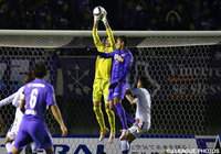 ドウグラス（広島）へのハイボールをキャッチする東口　順昭（Ｇ大阪）【明治安田ＣＳ 決勝 第2戦 広島vsＧ大阪】（13/26）