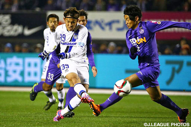 思い切り良くミドルシュートを放った宇佐美　貴史（Ｇ大阪）【明治安田ＣＳ 決勝 第2戦 広島vsＧ大阪】（14/26）