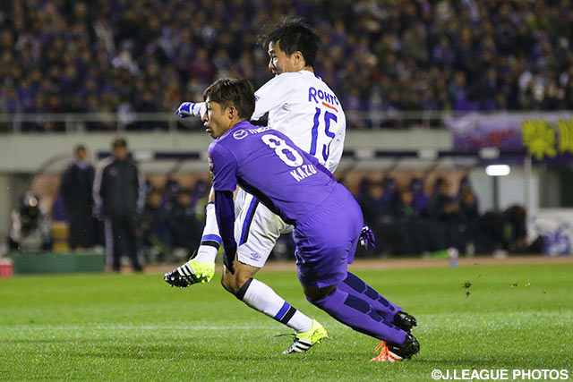 CKから今野　泰幸が先制点を決め、試合の均衡を破ったＧ大阪【明治安田ＣＳ 決勝 第2戦 広島vsＧ大阪】（17/26）