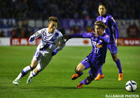 サイドでの攻防を繰り広げる阿部　浩之（Ｇ大阪）と清水　航平（広島）【明治安田ＣＳ 決勝 第2戦 広島vsＧ大阪】（15/26）