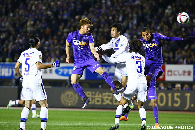 浅野　拓磨（#29）がヘディングシュートを決めて同点に追い付いた広島【明治安田ＣＳ 決勝 第2戦 広島vsＧ大阪】（20/26）