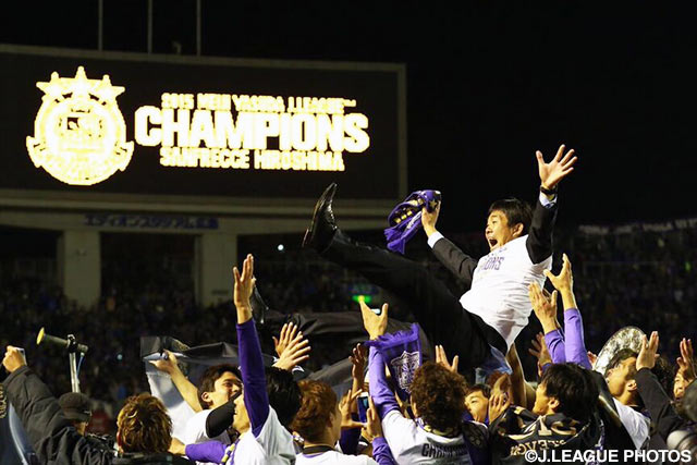 歓喜の胴上げで宙に舞う森保　一監督（広島）【明治安田ＣＳ 決勝 優勝セレモニー】（6/13）