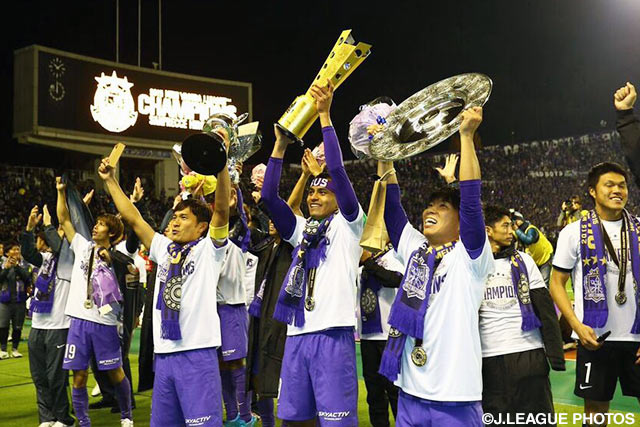 スタンドのファン・サポーターに優勝を報告する広島の選手たち【明治安田ＣＳ 決勝 優勝セレモニー】（11/13）