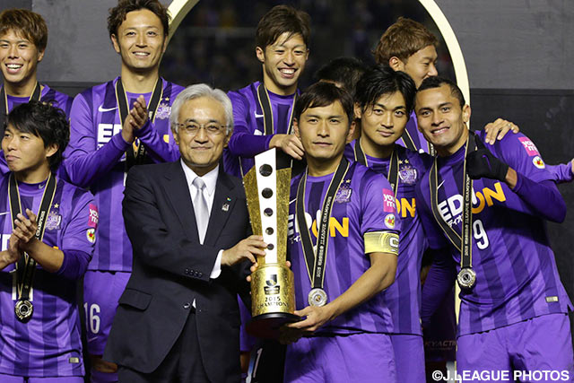 明治安田生命保険相互会社の根岸 取締役 代表執行役社長より明治安田生命杯「球軌道」を授与される青山　敏弘（広島）【明治安田ＣＳ 決勝 優勝セレモニー】（1/13）