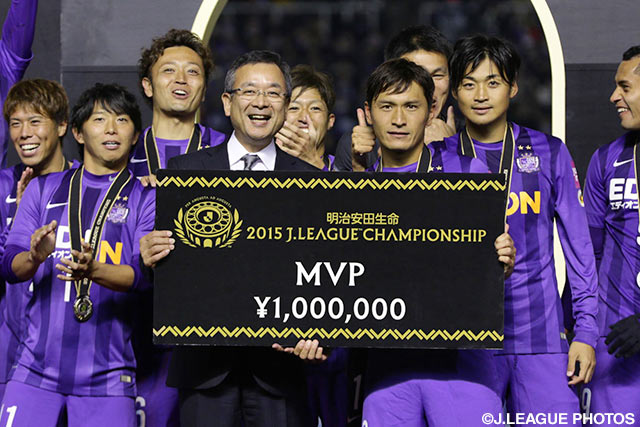 チャンピオンシップのMVPに輝いた青山　敏弘（広島）【明治安田ＣＳ 決勝 優勝セレモニー】（3/13）