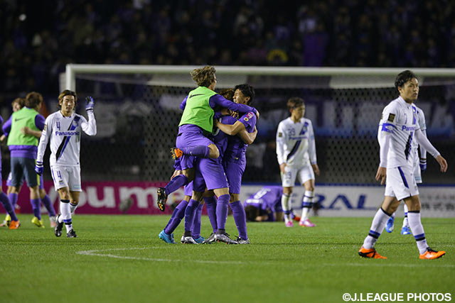 年間王者に返り咲き、歓喜の輪を作る広島イレブン【明治安田ＣＳ 決勝 第2戦 広島vsＧ大阪】（23/26）