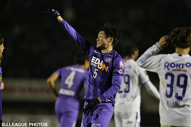 ホームで優勝を決め、ガッツポーズをとる千葉　和彦（広島）【明治安田ＣＳ 決勝 第2戦 広島vsＧ大阪】（24/26）