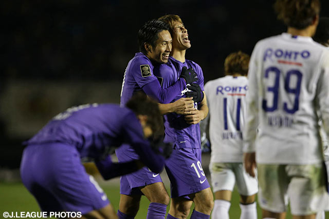 共にフル出場で念願の優勝に貢献した柴﨑　晃誠と佐々木　翔（広島 #19）【明治安田ＣＳ 決勝 第2戦 広島vsＧ大阪】（25/26）