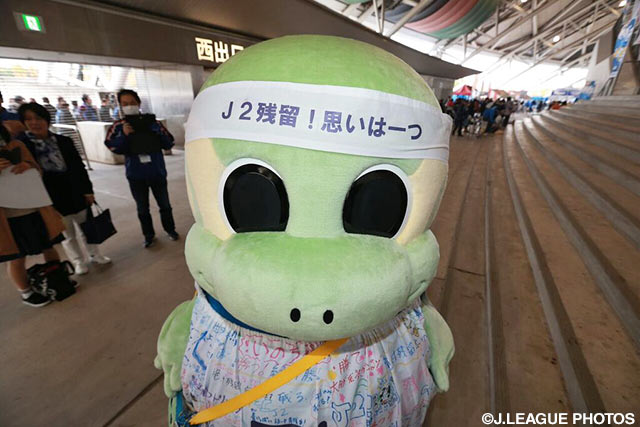 大分ファン・サポーターのメッセージを身にまとい、気合十分のニータン【Ｊ２・Ｊ３入れ替え戦 第2戦 大分vs町田】（1/18）