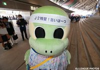 大分ファン・サポーターのメッセージを身にまとい、気合十分のニータン【Ｊ２・Ｊ３入れ替え戦 第2戦 大分vs町田】（1/18）