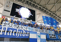 アウェイの地で大声援を送る町田のファン・サポーター【Ｊ２・Ｊ３入れ替え戦 第2戦 大分vs町田】（5/18）
