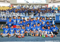 4年ぶりのＪ２復帰をファン・サポーターと喜ぶ町田の選手・スタッフ【Ｊ２・Ｊ３入れ替え戦 第2戦 大分vs町田】（18/18）