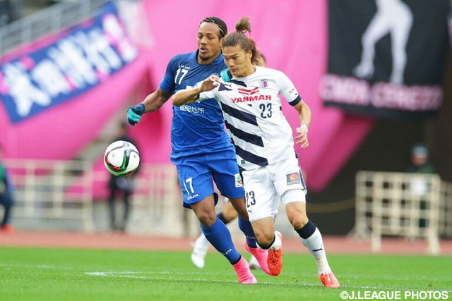 緊迫の攻防を繰り広げるウェリントン（福岡）と山下　達也（Ｃ大阪）【Ｊ１昇格プレーオフ 決勝 福岡vsＣ大阪】（9/25）