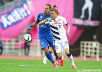 緊迫の攻防を繰り広げるウェリントン（福岡）と山下　達也（Ｃ大阪）【Ｊ１昇格プレーオフ 決勝 福岡vsＣ大阪】（9/25）