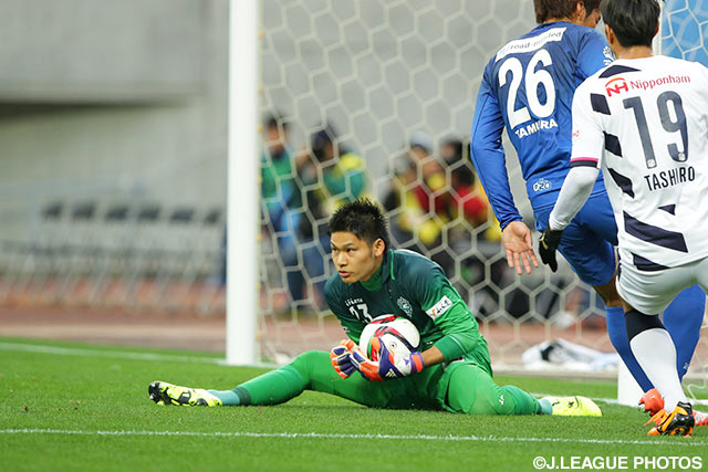 至近距離からのシュートを止めるなど好守を見せた中村　航輔（福岡）【Ｊ１昇格プレーオフ 決勝 福岡vsＣ大阪】（10/25）