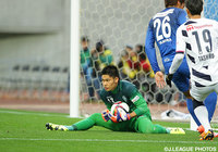 至近距離からのシュートを止めるなど好守を見せた中村　航輔（福岡）【Ｊ１昇格プレーオフ 決勝 福岡vsＣ大阪】（10/25）