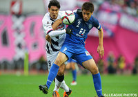 田代　有三（Ｃ大阪）の突破を体を張って阻止する濱田　水輝（福岡）【Ｊ１昇格プレーオフ 決勝 福岡vsＣ大阪】（11/25）