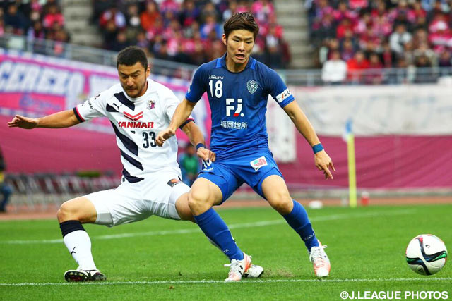 左サイドを駆け上がり、同点ゴールをアシストした亀川　諒史（福岡）【Ｊ１昇格プレーオフ 決勝 福岡vsＣ大阪】（16/25）