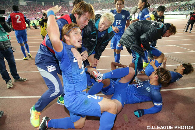 土壇場で同点に追い付き、歓喜に沸く福岡の選手たち【Ｊ１昇格プレーオフ 決勝 福岡vsＣ大阪】（18/25）
