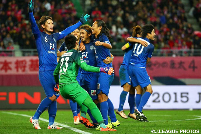 劇的ドローでＪ１昇格を掴み、歓喜の輪を作る福岡の選手たち【Ｊ１昇格プレーオフ 決勝 福岡vsＣ大阪】（21/25）